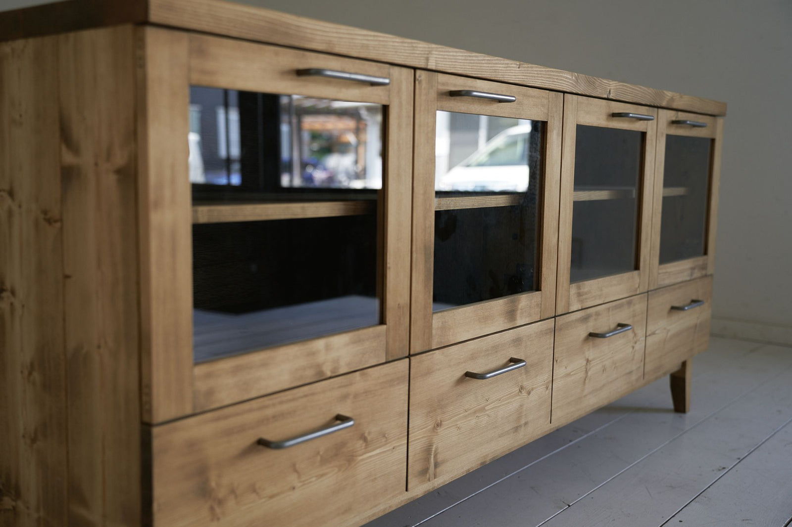 ガラス扉と引き出しのキャビネット – NEALD