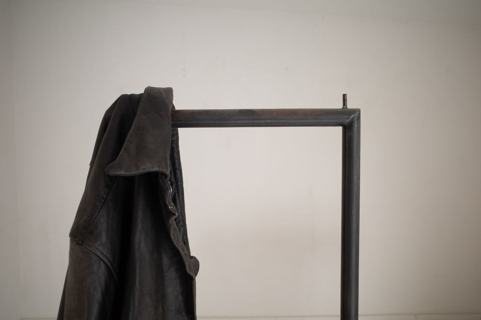 オールアイアンのハンガーラック – NEALD