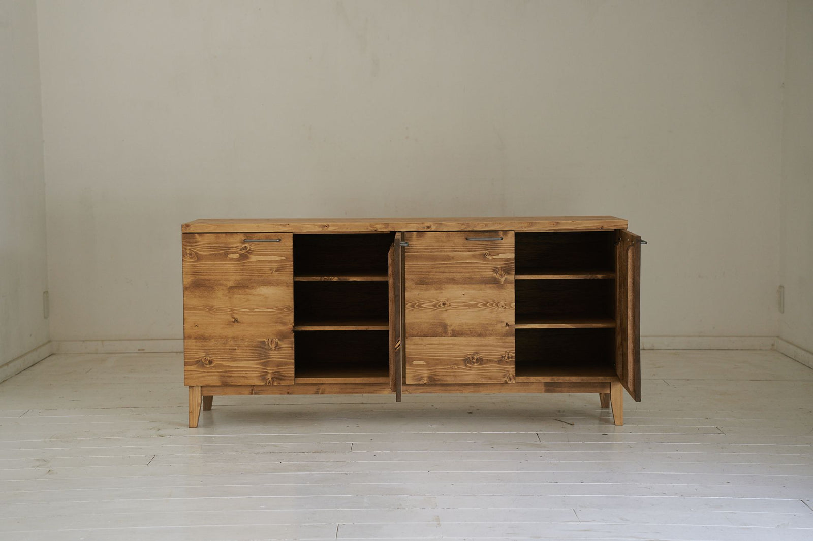 全面無垢の開き戸キャビネット – NEALD