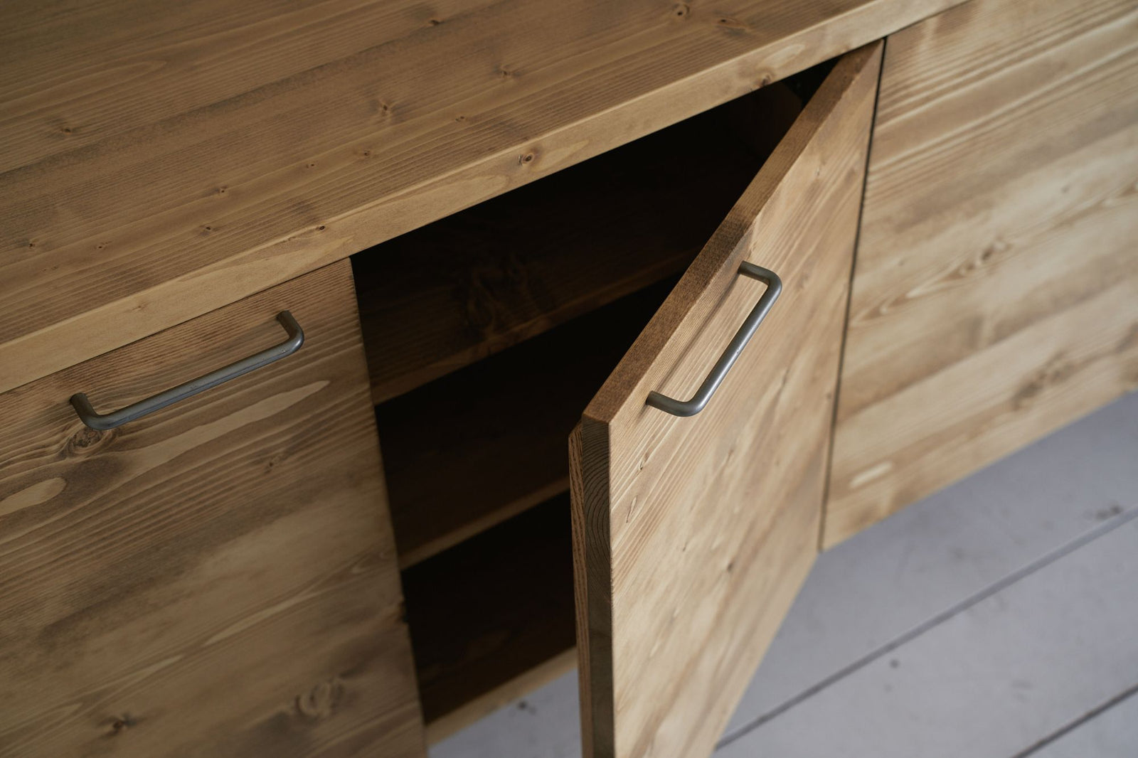 全面無垢の開き戸キャビネット – NEALD