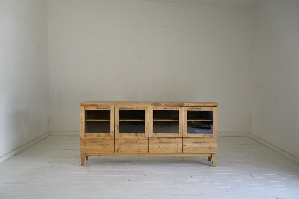 ガラス扉と引き出しのキャビネット – NEALD