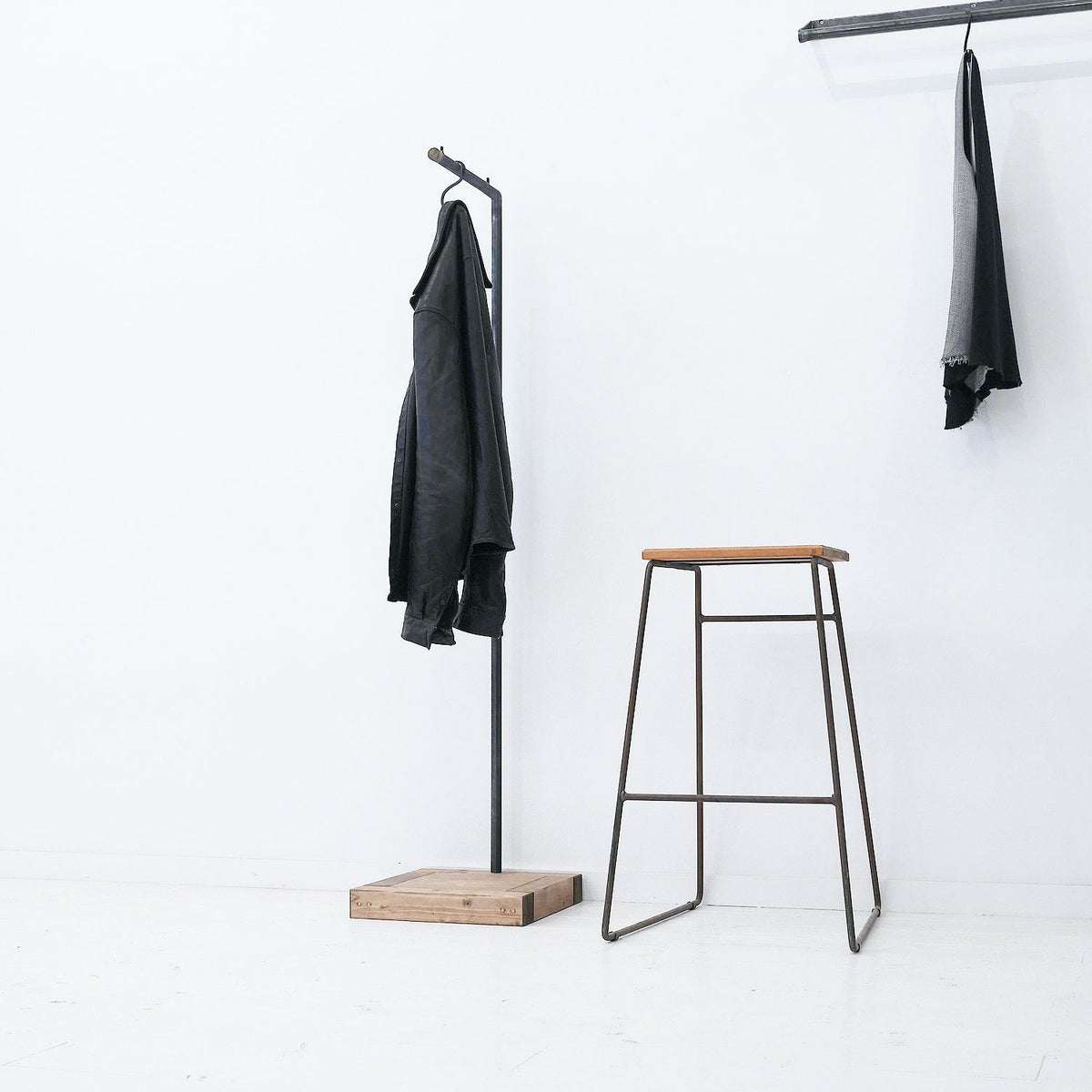 NEALDハンガーラック NEALD（家具） ハンガーラック 洋服掛け 本棚 ラック 無垢 北欧